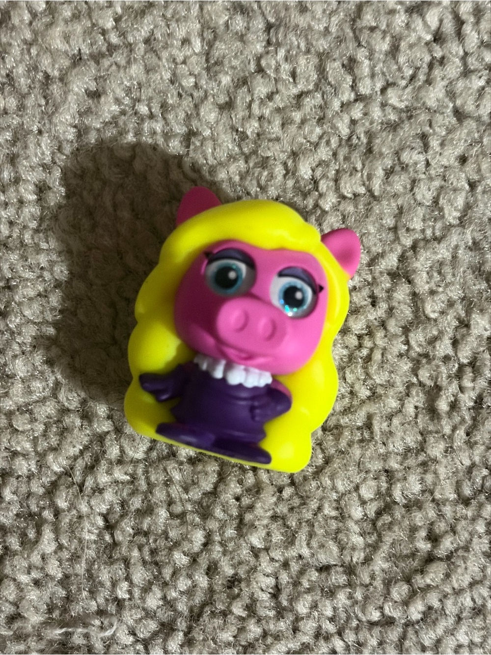 The muppets miss piggy  doorables vinyl figure blind bag
